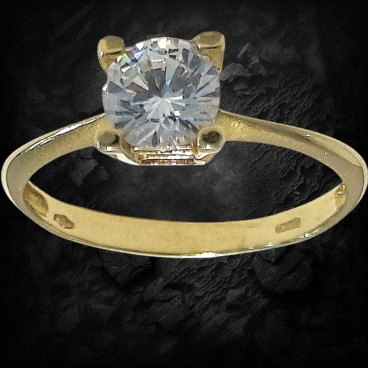 Set in 18K Yellow Gold Featuring a top class zircon 10mm