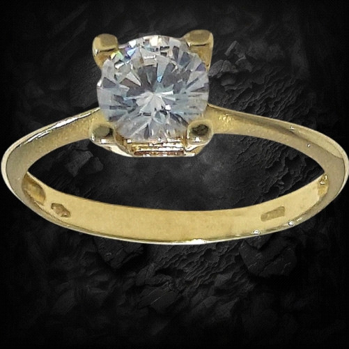 Set in 18K Yellow Gold Featuring a top class zircon 10mm