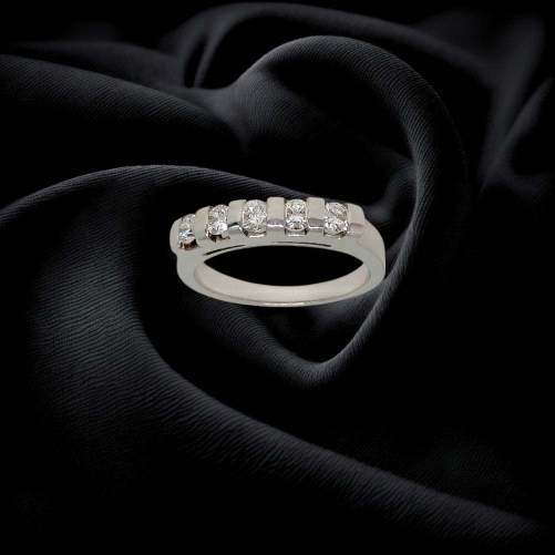 Stunning 18K White Gold Half Eternity 5 Diamond Ring