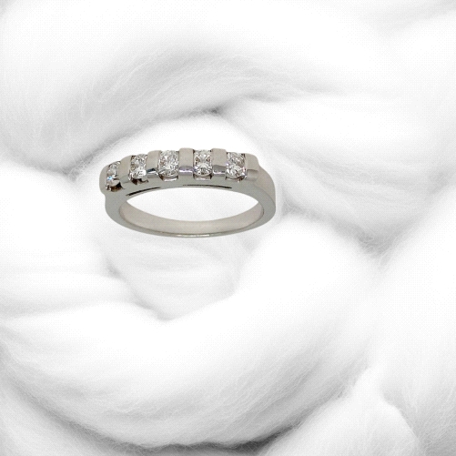 Stunning 18K White Gold Half Eternity 5 Diamond Ring