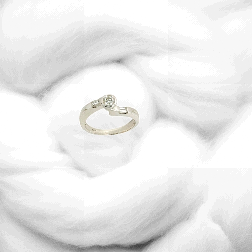 18K Whtie Gold Brilliant Diamond Ring with Baguettes