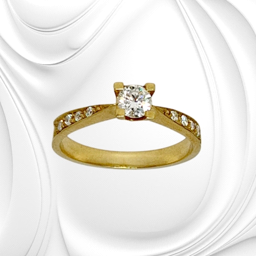 A timeless 18K gold ring with a 0.30ct lab-grown diamond. Elegant, ethical, and made to shine.