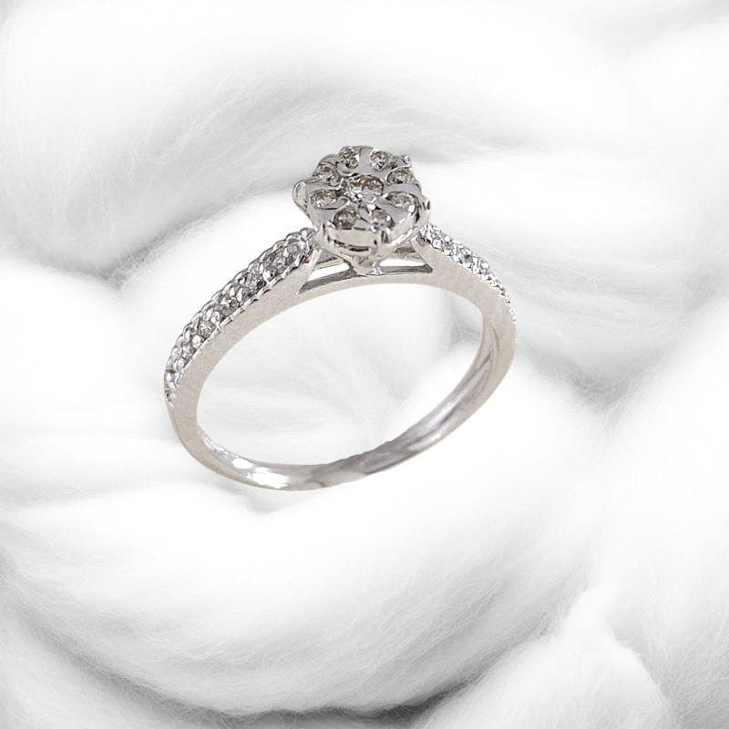 Engagement ring in 18K white gold featuring a 0.25ct diamond. Lightweight at 2.6g. Size 15 available.