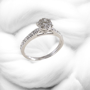 Engagement ring in 18K white gold featuring a 0.25ct diamond. Lightweight at 2.6g. Size 15 available.