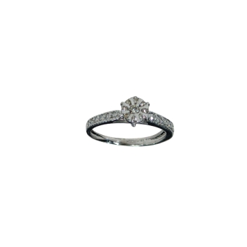 Engagement ring in 18K white gold featuring a 0.25ct diamond. Lightweight at 2.6g. Size 15 available.
