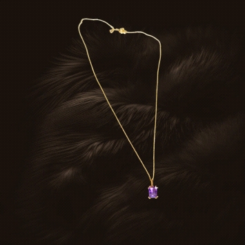 45 cm necklace in 18K gold with a rectangular 7×5 mm amethyst. Weight: 1.7 g. Elegant simplicity.