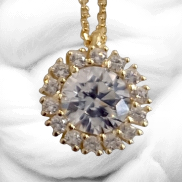 Elegant necklace crafted in 9K yellow gold with sparkling zircon. Timeless design at 1.03 g. Refined brilliance.