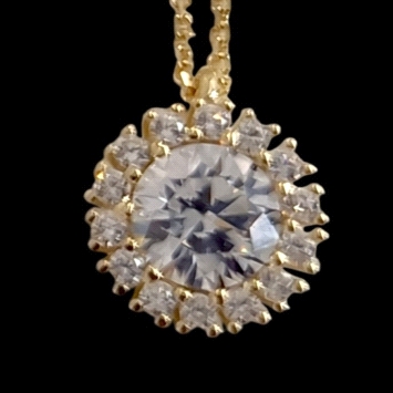Elegant necklace crafted in 9K yellow gold with sparkling zircon. Timeless design at 1.03 g. Refined brilliance.