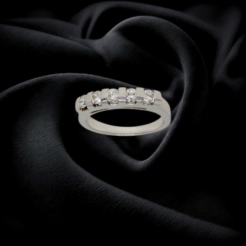 Stunning 18K White Gold Half Eternity 5 Diamond Ring