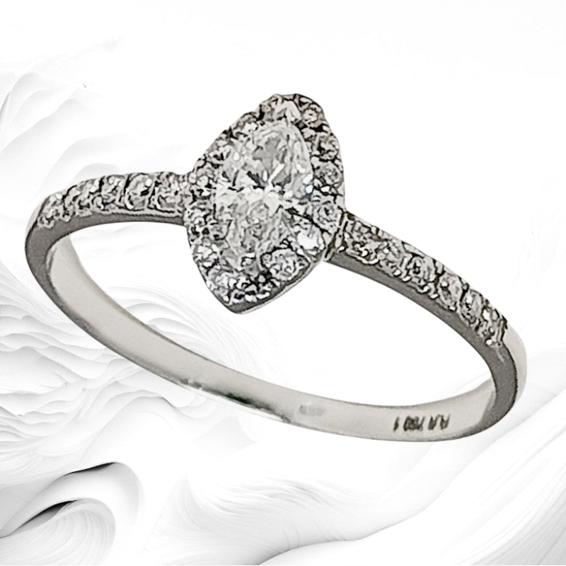 Elegant ring in 18K white gold with a 0.23ct marquise-cut G VS1 solitaire and brilliant cluster diamonds totaling 0.13ct. Sophis