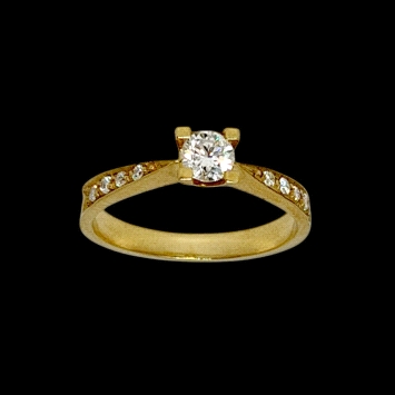 A timeless 18K gold ring with a 0.30ct lab-grown diamond. Elegant, ethical, and made to shine.