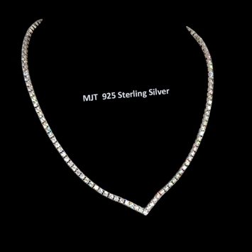 Elegant Riviere necklace in 925 silver featuring 4mm zircon stones. Length: 45 cm. Weight: 22.9 g.