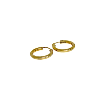 Classic hoop earrings in 18K yellow gold, 15mm size. Sleeper style design with lightweight comfort. Total: 1.3g.