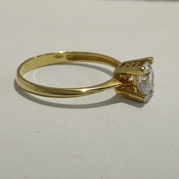 Elegant solitaire ring in 18K yellow gold with a premium 10mm zircon. Timeless and lightweight