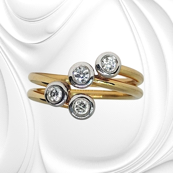 18K gold ring with double tubular band and 4 natural diamonds (0.25ct total) set in white gold bezels. Weight: 3.8g. Elegant and