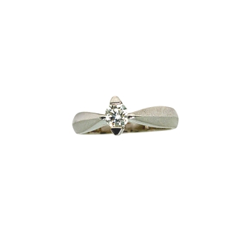 18K white gold solitaire ring with a 0.28ct natural diamond (H color, VVS1 clarity). Weight: 5.1g. Elegant and timeless.