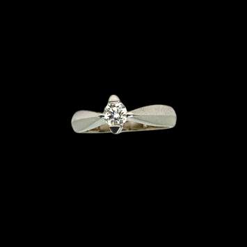 18K white gold solitaire ring with a 0.28ct natural diamond (H color, VVS1 clarity). Weight: 5.1g. Elegant and timeless.