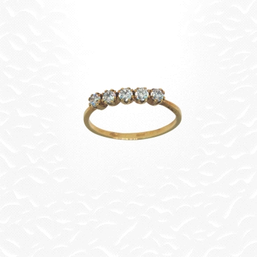 9K yellow gold ring with five round-cut zircon stones. Weight: 1.3g.