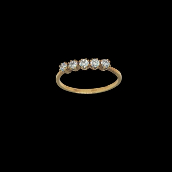 9K yellow gold ring with five round-cut zircon stones. Weight: 1.3g.