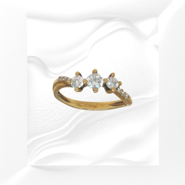 9K yellow gold ring with central zircon trio and side stones. Weight: 2.0g