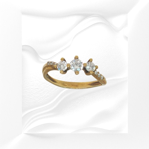 9K yellow gold ring with central zircon trio and side stones. Weight: 2.0g
