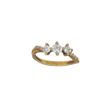 9K yellow gold ring with central zircon trio and side stones. Weight: 2.0g
