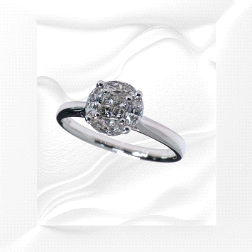 18K white gold ring with four princess-cut diamonds in the centre and four marquise diamonds. Total 0.45ct. Weight: 3.1g.