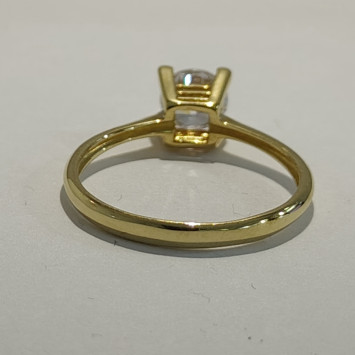 Set in 18K Yellow Gold Featuring a top class zircon 10mm